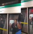 Mulher ficou presa entre a porta de segurança e o vagão do trem  Foto: Reprodução