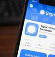 Especialistas afirmam que até mesmo o nível de segurança do Signal é considerado insuficiente para conversas de alto nível sobre assuntos de segurança nacional  Foto: Getty Images / BBC News Brasil