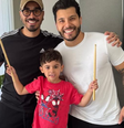 Léo, filho de Marília Mendonça, com o pai e o professor de bateria  Foto: Reprodução/Instagram