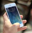 Mão de uma pessoa segurando iPhone branco.  Foto: Jan Vašek por Pixabay / Flipar