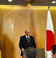 Lula discursando no palanque, entre bandeiras do Japão e Brasil  Foto: BBC News Brasil