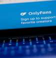 Ilustração com logo do OnlyFans 
 29/2/2024    REUTERS/Carlos Barria  Foto: Reuters