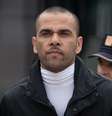 Daniel Alves ao deixar a prisão após pagar fiança de 1 bilhão de euros (R$ 5,4 milhões à época) em março de 2024  Foto: Getty Images / BBC News Brasil
