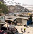 Equipes de resgate tailandesas chegam ao local do desabamento de um prédio em construção na área de Chatuchak após um terremoto em 28 de março de 2025 em Bangkok, Tailândia.  Foto: Getty Images