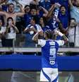  Foto: Gustavo Aleixo/Cruzeiro - Legenda: Dudu (esq.) comemora o primeiro gol do Cruzeiro ao lado de Kaio Jorge / Jogada10