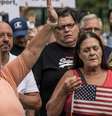 Manifestantes brancos em frente à embaixada dos EUA em Pretória há algumas semanas.   Foto: Getty Images / BBC News Brasil