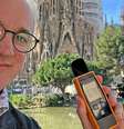 O jornalista James Gallagher, da BBC, registrando os níveis de som em Barcelona  Foto: BBC News Brasil