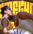 Maike dá cheiro no pescoço de Renata durante festa do BBB 25; internautas repercutem o ‘clima’ entre os brothers nesta madrugada  Foto: Reprodução/Globo / Contigo