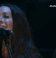 Alanis Morissette em show no Lollapalooza 2025  Foto: Reprodução de 'Lollapalooza' (2025)/Multishow