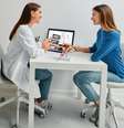O ideal é que a primeira consulta ginecológica aconteça preferencialmente após a menarca  Foto: Peakstock | Shutterstock / Portal EdiCase