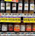 Potes de geleia Smucker e St Dalfour competem nas prateleiras de um supermercado com placas dizendo "Economize 80 centavos"  Foto: BBC News Brasil