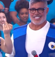 Manu Bahtidão mostrando o dedo para Narcisa no Domingo Legal  Foto: SBT / Reprodução