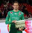 Jan de Boer com presente por ter sido o melhor atleta do Bryne FK na partida  Foto: X/@Bryne_fk / Reprodução