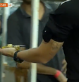 4ª árbitra segura pedaço de banana atirado contra o banco do Sport Club do Recife  Foto: TV Brasil / Reprodução