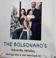 Esposa de Eduardo Bolsonaro publica cartão que entregou aos novos vizinhos nos EUA  Foto: Instagram/@heloisa.bolsonaro / Reprodução