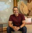 O apresentador Tadeu Schmidt se divertiu com discussão no 'BBB 25'  Foto: Léo Rosario/Globo/Divulgação / Estadão