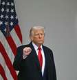 Donald Trump levanta o punho no anúncio de novas tarifas  Foto: Getty Images / BBC News Brasil