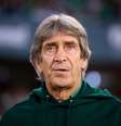 O treinador chileno Manuel Pellegrini, do Real Betis, em duelo contra o Sevilla  Foto: Fran Santiago/Getty Images