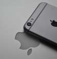 iPhone exposto sobre logo da Apple  Foto: Pixabay