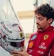 Charles Leclerc e o capacete especial para o GP do Japão  Foto: Scuderia Ferrari
