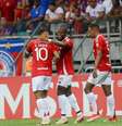  Foto: Ricardo Duarte/Internacional - Legenda: Alan Patrick comemora gol de Enner Valencia / Jogada10
