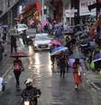 Pedestres enfrentam chuva no cruzamento da Ladeira Porto Geral com a rua 25 de Março, região de comércio popular no Centro de São Paulo, na tarde desta quinta-feira, 3.  Foto: CRIS FAGA/DRAGONFLY PRESS/ESTADÃO CONTEÚDO