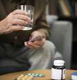 Entenda os riscos de beber cerveja durante tratamento com antibiótico  Foto: Freepik