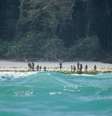 Os pesquisadores estimam que não há mais de 200 indígenas na tribo da Ilha Sentinela do Norte.  Foto: INDIAN COASTGUARD/SURVIVAL INTERNATIONAL / BBC News Brasil