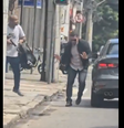 O policial fingiu se render ao suspeito  Foto: Reprodução/X