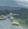 Avião monomotor faz pouso forçado em meio a veículos em rodovia de SC  Foto: Reprodução