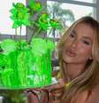 Virgínia Fonseca posa de maiô fluorescente e valoriza corpo em pré-aniversário, mas bolo rouba a cena e divide opiniões.  Foto: Reprodução/Instagram, @virginia / Purepeople