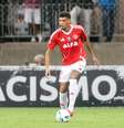 Juninho em atuação pelo Inter.   Foto: Ricardo Duarte/SCI / Esporte News Mundo