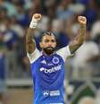Gabigol (Cruzeiro) comemorando seu gol contra o Mirassol, no dia 29.03.2025   Foto: Associated Press / Alamy Stock Photo