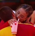 Maike e Renata deram um beijão ao som de 'Medo Bobo'  Foto: Reprodução/Globo