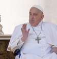 Papa Francisco faz bênçãos ao aparecer no fim de missa celebrada pelo Monsenhor Rino Fisichella na Praça de São Pedro, no Vaticano, neste domingo, 6 de abril.  Foto: Riccardo De Luca/Anadolu via Getty Images