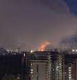 Um incêndio assola o distrito de Obolonskyi após um ataque de míssil balístico russo em Kiev, Ucrânia, em 6 de abril de 2025  Foto: NurPhoto/GettyImages