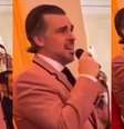 Sandro Barros emocionou os noivos e os convidados ao interpretar um clássico da música  Foto: Reprodução