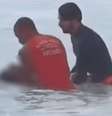 Surfista foi encontrado por outros praticantes da modalidade, que acionaram guarda-vidas  Foto: Reprodução