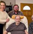 Última foto de Wayne Hawkins no dia de sua morte, com sua esposa Stella (direita) e os filhos Emily e Ashley (esquerda)  Foto: BBC News Brasil