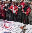 Colegas participam dos funerais dos oito socorristas do Crescente Vermelho Palestino encontrados mortos em uma vala comum em Raffah. 31 de março de 2025  Foto: © Abdel Kareem Hana / AP / Deutsche Welle