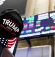 Boné em apoio a Trump é visto na Bolsa de Valores de Nova York
06/11/2024
REUTERS/Andrew Kelly  Foto: Reuters
