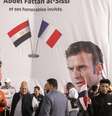 Egípcios caminham em frente a um banner de apoio ao presidente egípcio Abdel-Fattah el-Sissi, à esquerda, e seu homólogo francês Emmanuel Macron, durante a visita deles à cidade de Arish, no norte da Península do Sinai, cerca de 50 km (32 milhas) a oeste da fronteira com a Faixa de Gaza, Egito, terça-feira, 8 de abril de 2025. (Foto/AP/Mohamed Arafat)  Foto: AP - Mohammed Arafat / RFI