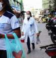 Agente comunitária de saúde e enfermeira caminham na Rocinha, no Rio, durante a pandemia de covid-19  Foto: Getty Images / BBC News Brasil