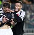  Foto: Matheus Lima/Vasco da Gama - Legenda: Vegetti e Coutinho comemoram o gol da vitória em São Januário / Jogada10