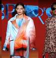 No desfile, teve camiseta 'Vale Nada', um show de Bia do Brás e até uma modelo com jeito de Lola da novela 'Beleza Natal'  Foto: Reprodução/YouTube