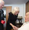 Rei Charles e rainha Camilla visitam Papa Francisco durante recuperação de pneumonia  Foto: Vatican Media/Divulgação
