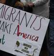 Cartaz diz "imigrantes fazem América grande", durante protestos anti-Trump em 18/01/25, em Washington.  Foto: © RFI/Jan van der Made / RFI