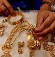 O preço do ouro bateu uma série de recordes neste ano à medida que a demanda pelo metal precioso aumenta em meio à incerteza diante da guerra tarifária  Foto: Reuters / BBC News Brasil