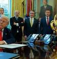 Assessores de Trump tentaram convencê-lo de rever as tarifas - mas foi o mercado de títulos que acabou fazendo isso, segundo analistas  Foto: Getty Images / BBC News Brasil