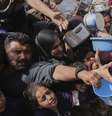 Distribuição de comida em Gaza, em 7 de abril de 2025.  Foto: AP - Jehad Alshrafi / RFI